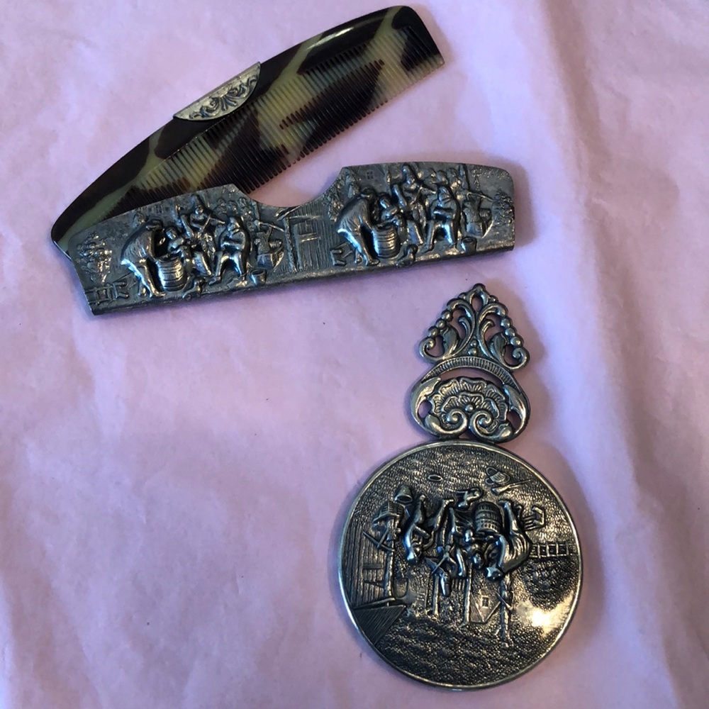 🪞Vintage Victorian inspired leopard comb swings out from case, mirror 2-pc set